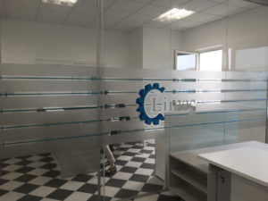 Decorazione interni ufficio pellicole intagliate effetto smerigliato 2 colori logo intagliato limec