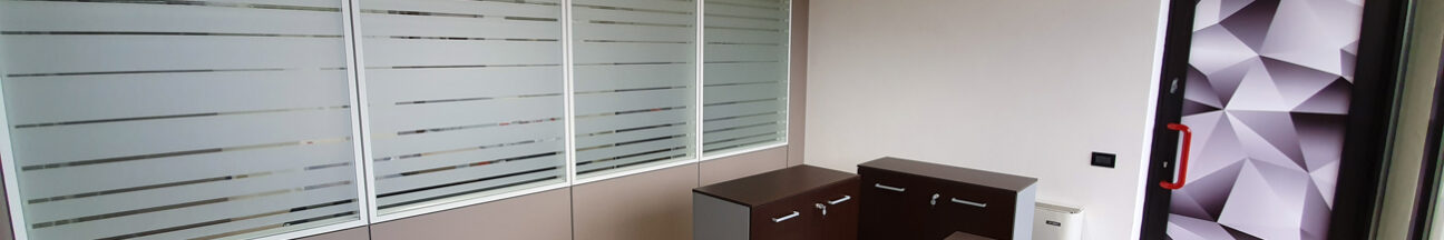 Decorazione-interni-ufficio-pellicole-intagliate-effetto-smerigliato grisotto