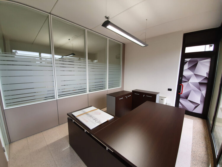 Decorazione-interni-ufficio-pellicole-intagliate-effetto-smerigliato grisotto