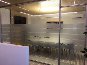 Decorazione interno uffici con adesivi effetto smerigliato