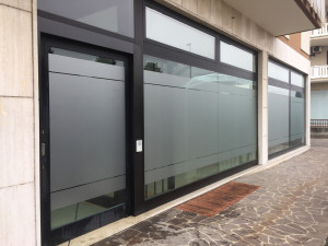 Decorazione negozio con adesivi effetto smerigliato