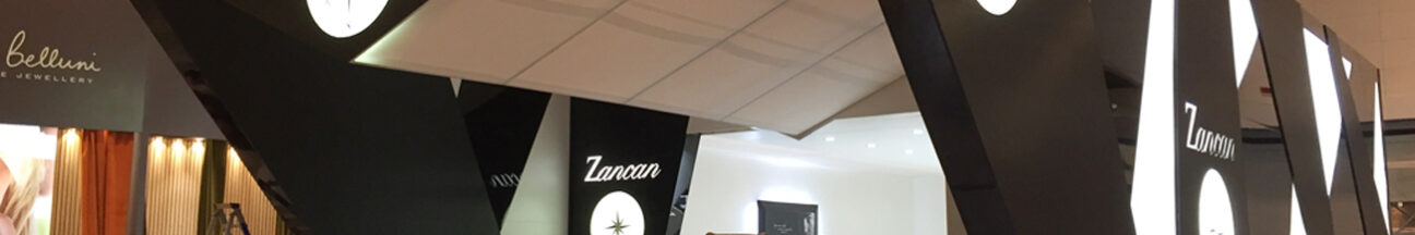 Copertura pannelli per stand fieristico "Zancan Gioielli" con pellicola adesiva effetto nero carbonio. Stand realizzato da MyStand srl