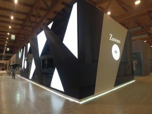 Copertura pannelli per stand fieristico "Zancan Gioielli" con pellicola adesiva effetto nero carbonio. Stand realizzato da MyStand srl