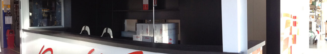 Decorazione pareti negozio e officina con adesivi prespaziati