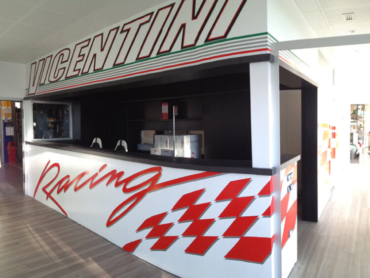 Decorazione pareti negozio e officina con adesivi prespaziati