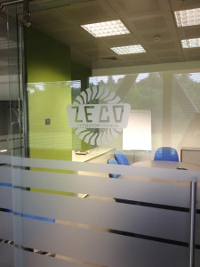 Decorazione pareti vetrate ufficio con pellicola smerigliata zeco