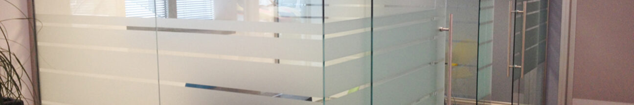 Decorazione pareti vetrate ufficio con pellicola smerigliata zeco