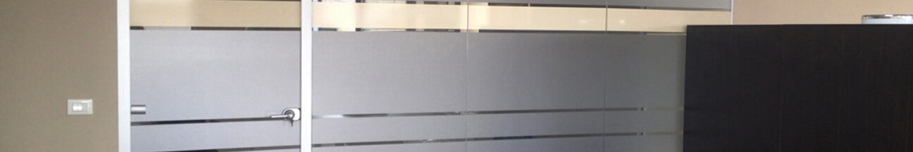 Decorazione pareti vetrate ufficio con pellicola smerigliata e beige