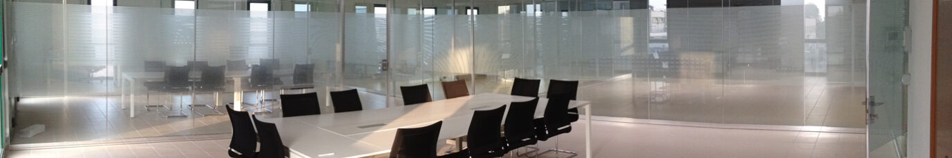Decorazione pareti vetrate ufficio con pellicola smerigliata "millerighe"