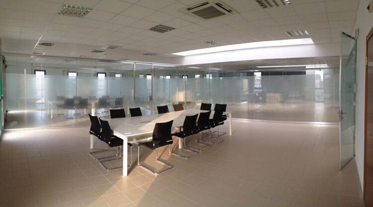 Decorazione pareti vetrate ufficio con pellicola smerigliata "millerighe"