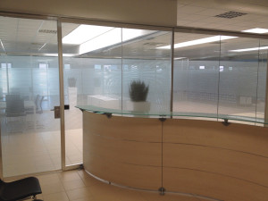 Decorazione pareti vetrate ufficio con pellicola smerigliata "millerighe" biotec