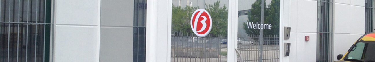 Decorazione pavimenti con nastri segnaletici removibili e vetrate ingresso con pellicola a controllo solare specchiato.