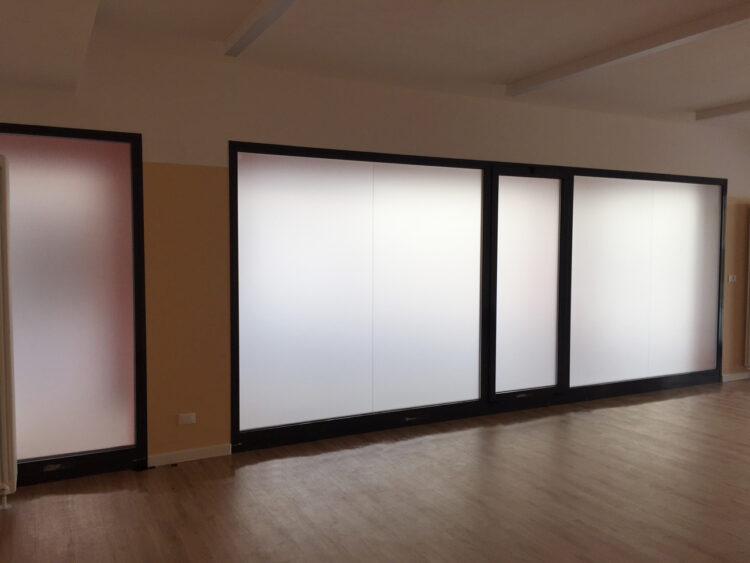 Decorazione-studio fisioterapia -pellicole-effetto-smerigliato 1