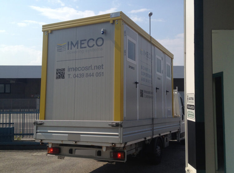 Decorazione unità mobile con adesivi prespaziati di vari colori imeco