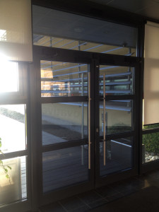 Decorazione vetrate con pellicola a controllo solare e antiriflesso sicom, socomec