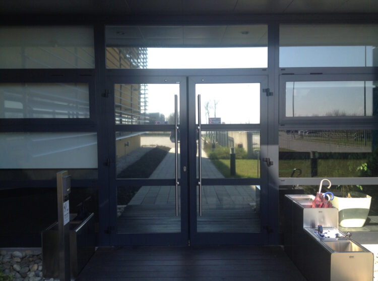 Decorazione vetrate con pellicola a controllo solare e antiriflesso