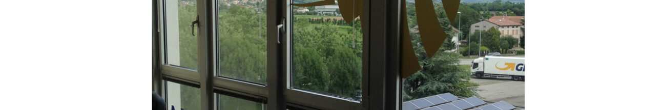 Decorazione vetri con adesivi prespaziati colore blu e oro