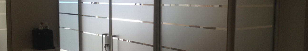 Decorazione vetri interni ed esterni con adesivi effetto smerigliato, prespaziati e stampati AMC Vicenza