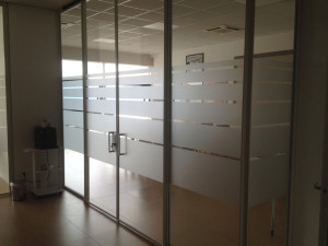 Decorazione vetri interni ed esterni con adesivi effetto smerigliato, prespaziati e stampati AMC Vicenza