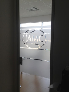 Decorazione vetri interni ed esterni con adesivi effetto smerigliato, prespaziati e stampati AMC Vicenza