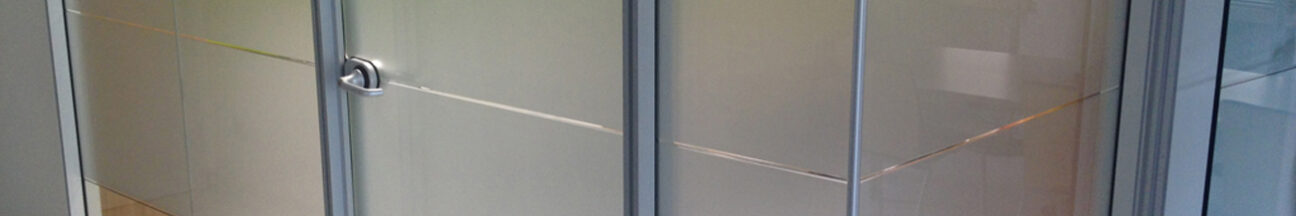 Decorazione vetri interni ufficio con adesivi effetto smerigliato personalizzati