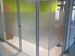 Decorazione vetri interni ufficio con adesivi effetto smerigliato personalizzati line office contract