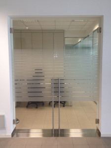 Decorazione vetri interni ufficio con adesivi effetto smerigliato personalizzati CNA Vicenza