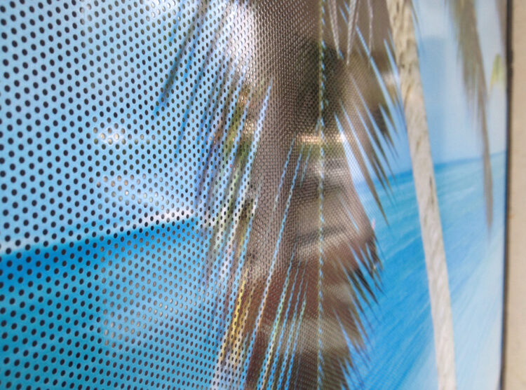 Decorazione vetrine negozio con adesivi microforati one way