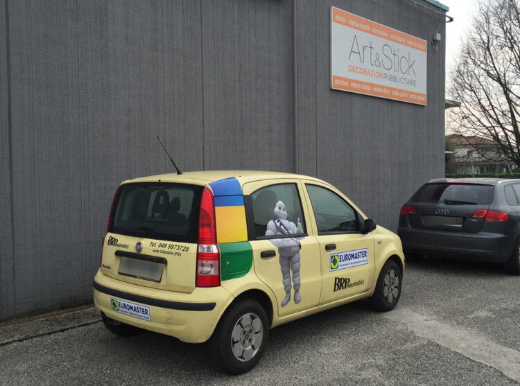 Decorazione auto sostitutiva pubblicitaria con adesivi stampati ed intagliati e adesivi prespaziati