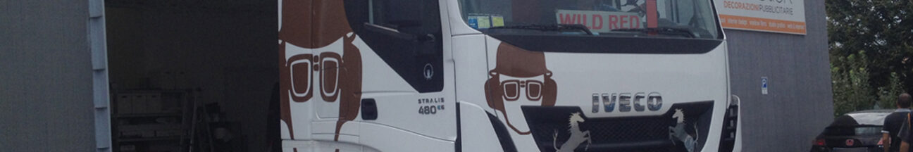 IVECO STRALIS decorazione automezzi aziendali adesivi prespaziati 2