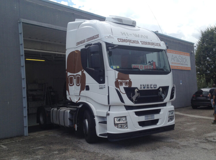 IVECO STRALIS decorazione automezzi aziendali adesivi prespaziati 2