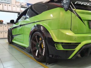 Ideazione grafica personalizzazione Ford Focus RS wrapping vetri oscurati fari fanali vicenza thiene