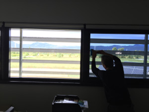 Installazione di pellicole a controllo solare su vetrate uffici