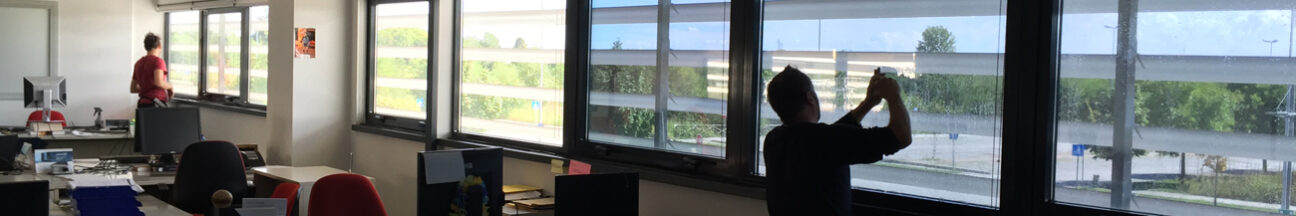 Installazione di pellicole a controllo solare su vetrate uffici