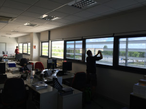 Installazione di pellicole a controllo solare su vetrate uffici sicon socomec