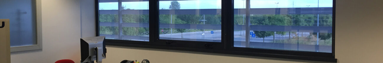 Installazione di pellicole a controllo solare su vetrate uffici