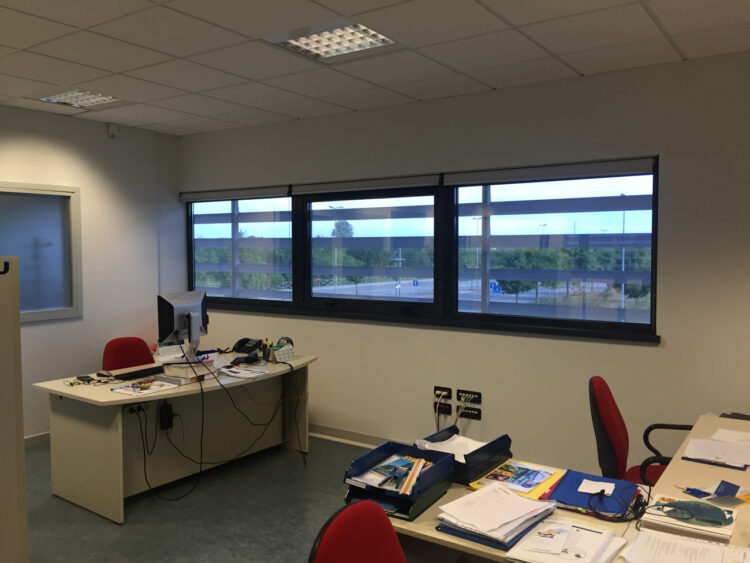 Installazione di pellicole a controllo solare su vetrate uffici