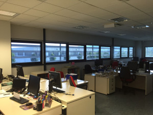 Installazione di pellicole a controllo solare su vetrate uffici sicon socomec
