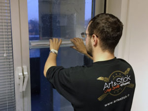 Installazione di pellicole di sicurezza e antisfondamento su vetrate inail pinerolo