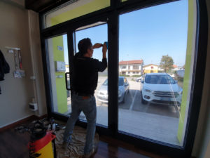 Installazione-pellicole-controllo-solare-vetrate fasi applicazione
