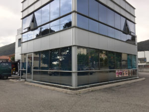 Installazione-pellicole-controllo-solare-vetrate-negozio dermamente