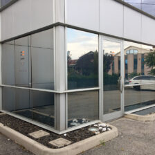 Installazione-pellicole-controllo-solare-vetrate-negozio dermamente