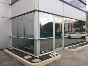 Installazione-pellicole-controllo-solare-vetrate-negozio dermamente