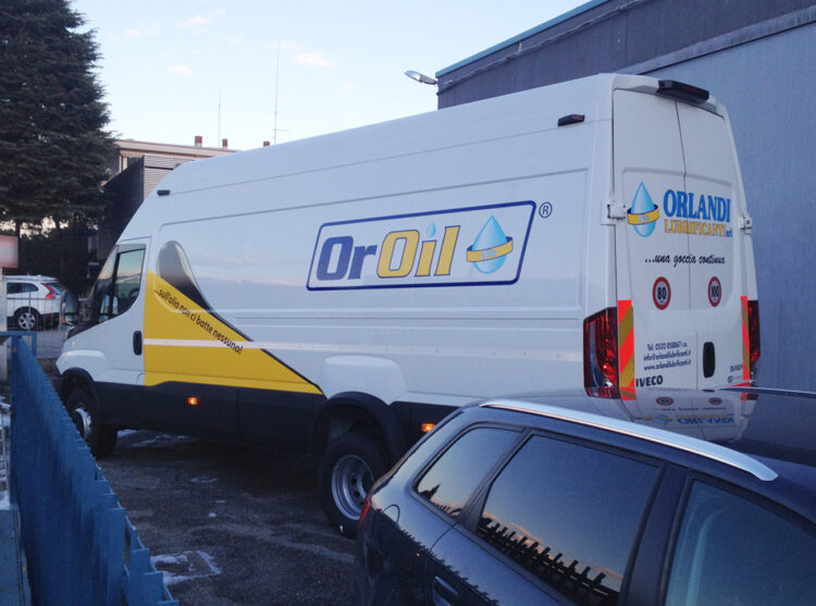 Decorazione con adesivi prespaziati e stampati in digitale di lunga durata garantiti per l'esterno