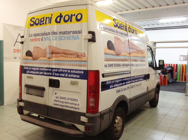 Iveco Daily - decorazione con adesivi prespaziati e stampati in digitale