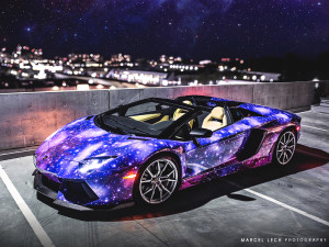 Lamborghini Aventador Roadster Shows wrappata con effetto galassia