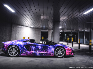 Lamborghini Aventador Roadster Shows wrappata con effetto galassia