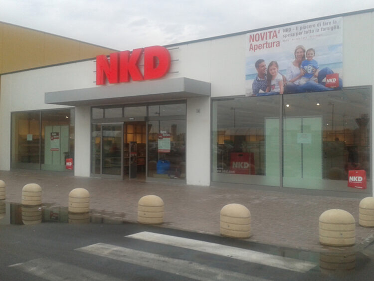 NKD CASTEL LEONE - decorazione con adesivi ed insegna luminosa