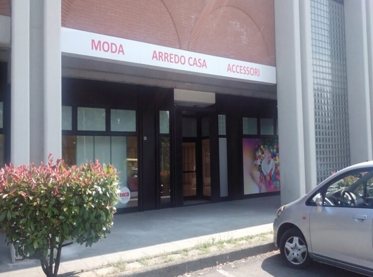 NKD SALSOMAGGIORE TERME – decorazione con adesivi stampati in digitale ed insegne 1 NKD SALSOMAGGIORE TERME - decorazione con adesivi stampati in digitale ed insegne 1