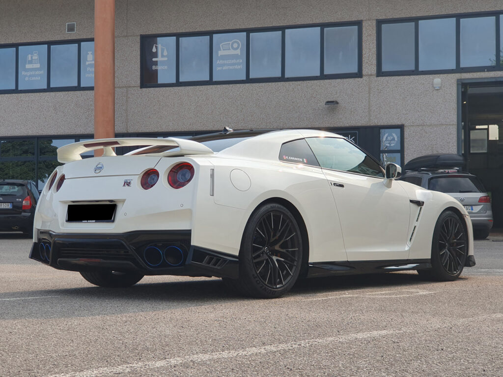 Nissan Skyline R35 GT-R personalizzazioni in nero lucido opaco